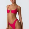 Top de bikini con aberturas y adornos de cadena Sanibel en rosa frambuesa