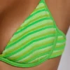 Top de bikini con aros y estampado de rayas en verde