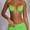 Top de bikini con aros y estampado de rayas en verde