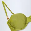 Top de bikini con aros y fruncido adornado con abalorios de Bruny en verde oliva