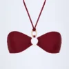 Top de bikini con cuello halter fruncido y detalles metálicos de Savai en color cereza oscuro