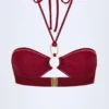 Top de bikini con cuello halter fruncido y detalles metálicos de Savai en color cereza oscuro