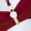 Top de bikini con cuello halter fruncido y detalles metálicos de Savai en color cereza oscuro