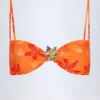 Top de bikini con cuello halter y detalles metálicos Baracoa con estampado de orquídeas naranjas