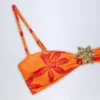 Top de bikini con cuello halter y detalles metálicos Baracoa con estampado de orquídeas naranjas