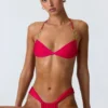 Top de bikini con cuello halter y fruncidos decorados Clearwater en rosa frambuesa