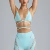 Top de bikini con tirantes cruzados y adornos Liberty en azul hielo