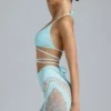Top de bikini con tirantes cruzados y adornos Liberty en azul hielo