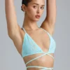 Top de bikini con tirantes cruzados y adornos Liberty en azul hielo