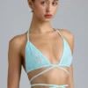 Top de bikini con tirantes cruzados y adornos Liberty en azul hielo
