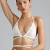 Top de bikini con tirantes cruzados y adornos Liberty en color marfil