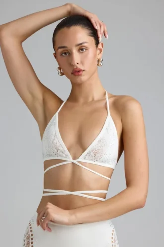 Top de bikini con tirantes cruzados y adornos Liberty en color marfil