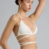 Top de bikini con tirantes cruzados y adornos Liberty en color marfil