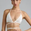 Top de bikini con tirantes cruzados y adornos Liberty en color marfil
