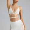 Top de bikini con tirantes cruzados y adornos Liberty en color marfil