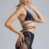 Top de bikini con tirantes cruzados y adornos Liberty en negro