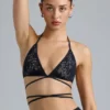 Top de bikini con tirantes cruzados y adornos Liberty en negro