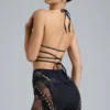 Top de bikini con tirantes cruzados y adornos Liberty en negro