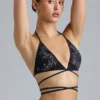 Top de bikini con tirantes cruzados y adornos Liberty en negro