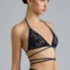 Top de bikini con tirantes cruzados y adornos Liberty en negro