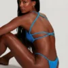 Top de bikini con tirantes y escote redondo de seersucker en azul neón