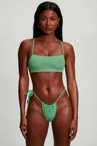Top de bikini con tirantes y escote redondo de seersucker en verde espuma de mar