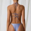 Top de bikini cruzado con cuello halter y detalles de perlas Cortez en morado lavanda