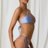 Top de bikini cruzado con cuello halter y detalles de perlas Cortez en morado lavanda