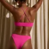 Top de bikini Mykonos con detalle de abertura en fucsia