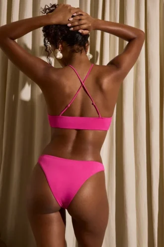 Top de bikini Mykonos con detalle de abertura en fucsia