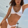 Top de bikini Santona con detalle de nudo en blanco