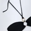 Top de bikini Savai con detalle de herrajes y fruncido en el cuello halter, en negro