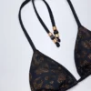 Top de bikini triangular Comoros con detalles en negro