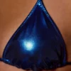 Top de bikini triangular con cuello halter metalizado en azul