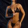 Top de bikini triangular con cuello halter y adornos en negro