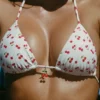 Top de bikini triangular con detalle de charm Calella en estampado Cherry