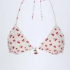 Top de bikini triangular con detalle de charm Calella en estampado Cherry