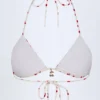 Top de bikini triangular con detalle de charm Calella en estampado Cherry