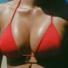Top de bikini triangular con detalle de charm Canggu en rojo intenso
