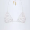 Top de bikini triangular con detalle de charm Comoros en blanco