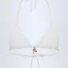 Top de bikini triangular con detalle de charm Comoros en blanco