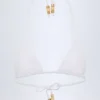 Top de bikini triangular con detalle de charm Comoros en blanco