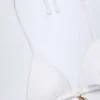 Top de bikini triangular con detalle de charm Comoros en blanco