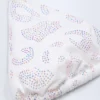 Top de bikini triangular con detalle de charm Comoros en blanco