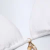 Top de bikini triangular con detalle de charm Comoros en blanco