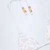 Top de bikini triangular con detalle de charm Comoros en blanco