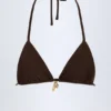 Top de bikini triangular con detalle de charm Comoros en chocolate oscuro