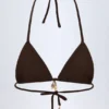 Top de bikini triangular con detalle de charm Comoros en chocolate oscuro