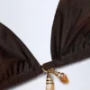 Top de bikini triangular con detalle de charm Comoros en chocolate oscuro