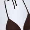 Top de bikini triangular con detalle de charm Comoros en chocolate oscuro